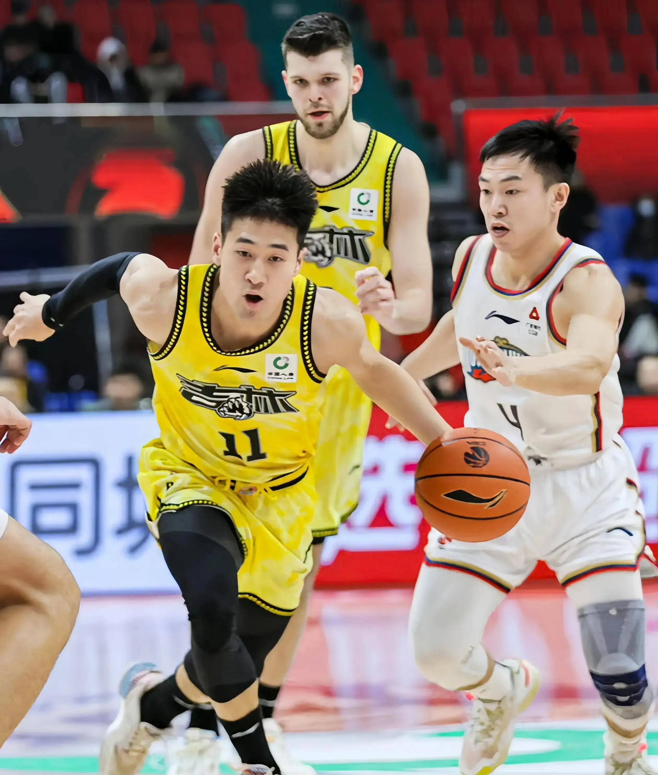 包含今晚CBA季后赛焦点战，洛杉矶快船遗憾出局，更衣室稳定，年轻球员得到机会的词条